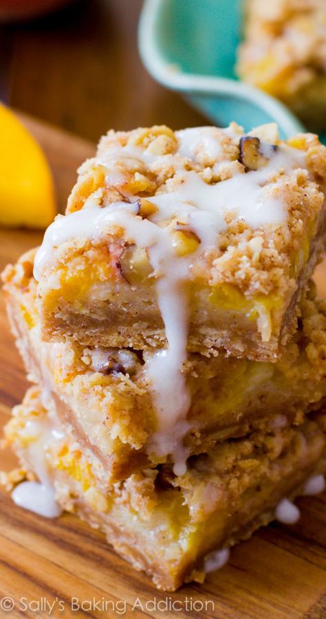 Peaches 'n Cream Bars are the best way to eat your summer peaches! | sallysbakingaddiction.com | #peaches Peach Streusel, Streusel Muffins, Sally's Baking, Peach Desserts, Peach Recipe, Peaches Cream, Yummy Sweets, How Sweet Eats, Eat Dessert