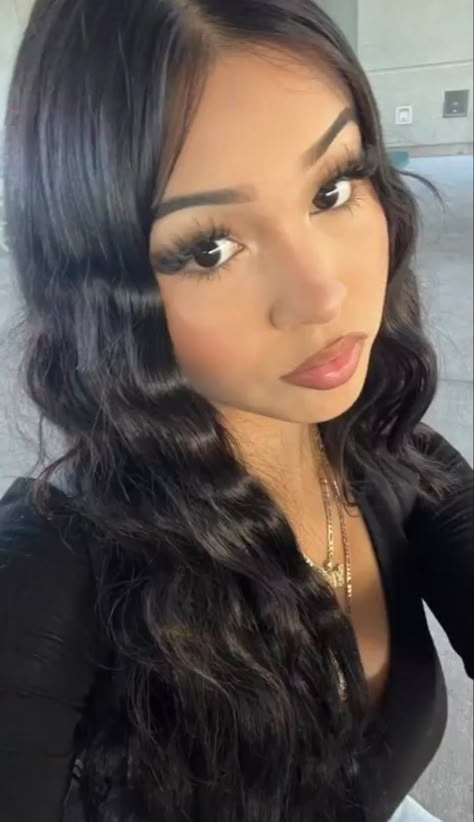 Cute Latina Hairstyles, Baddie Latina, Short Length Hair, Latina Makeup Looks, Latina Baddie, Latina Hair, Aesthetic Hairstyles, Latina Makeup, Y2k Hairstyles