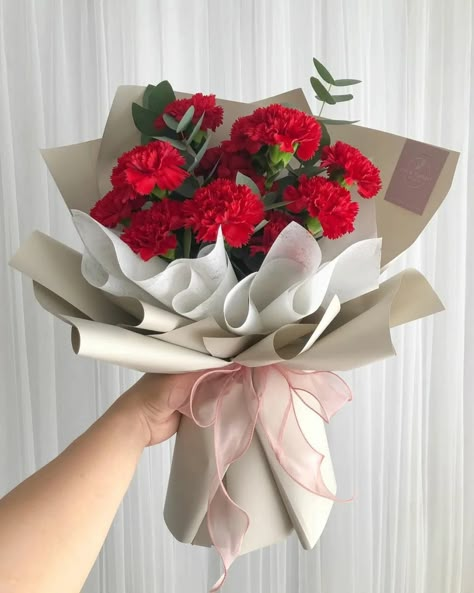 Red Carnations Bouquet, Valentines Day Flowers Aesthetic, Red Carnation Bouquet, Carnations Bouquet, Wrapping Bouquets, Red Flower Bouquet, Carnation Bouquet, Flower Boquet, Diy Bouquet Wrap