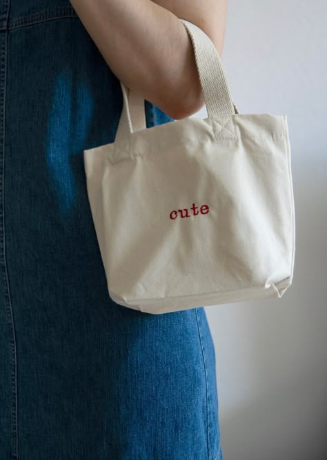 This small, personalized canvas bag is perfect for many occasions. Whether as a handbag for on-the-go, for quick errands, as a sustainable gift bag, or as a snack bag for kindergarten - it's practical and looks great. You can customize the small bag with embroidery however you like. Add a name, a special word, or even a small symbol of your choice. The bag is made of durable, 340 gsm organic cotton canvas. It features woven handles with a length of 34 cm for easy carrying. With a capacity of 4 l Embroidered Canvas Bags For Daily Use, Cotton Tote Bags Design, Totes Bag Aesthetic, Embroidered Canvas Bag, Mini Totes, Small Canvas Bag, Creative Tote Bag, Canvas Tote Bag Aesthetic, Bag With Embroidery