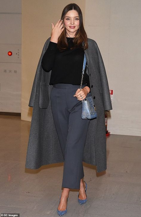 Miranda Kerr Outfits, Narita Airport, Miranda Kerr Style, Older Women Fashion, Doutzen Kroes, Women Fashion Edgy, Miranda Kerr, Grey Tones, Adriana Lima