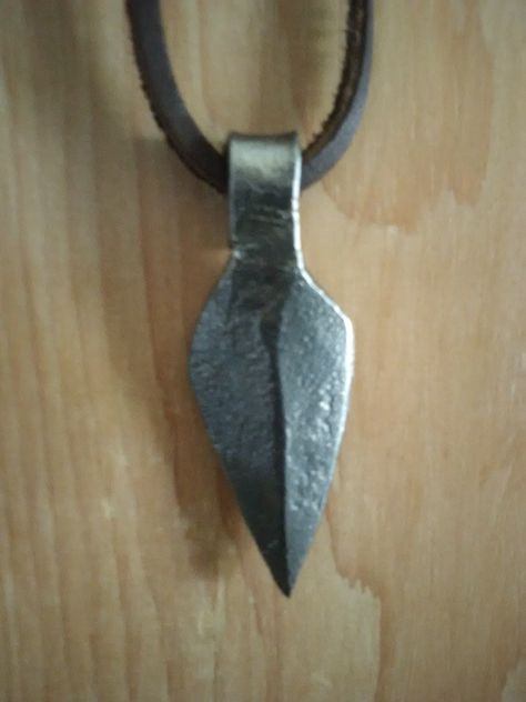 Hand forged arrow head necklace Forged Necklace, Forged Pendant, Arrow Head Necklace, Diamond Rings For Women, Hand Carved Jewelry, Iron Jewelry, Blacksmith Projects, Mountain Jewelry, Metal Art Decor