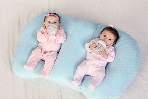 Twins Twin Feeding Pillow, Twin Baby Gear, Twin Pillow, Best Nursing Pillow, Twin Nursing Pillow, Baby Registry Guide, Baby Shopping List, Baby Hammock, Breastfeeding Pillow