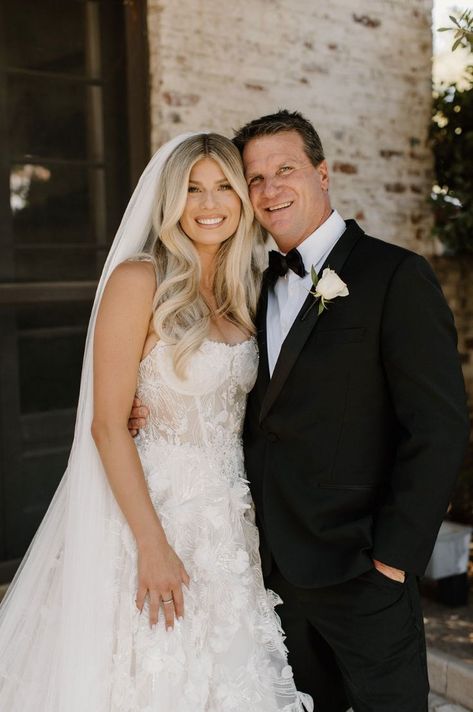 Father Daughter Bridal Pictures, Family Wedding Photos Poses Parents, Wedding Pictures With Parents, Bride And Father Pictures, Father Daughter Wedding Pictures, Father Daughter Pictures, Wedding Day Photo Ideas, Father Daughter Wedding, Father Picture