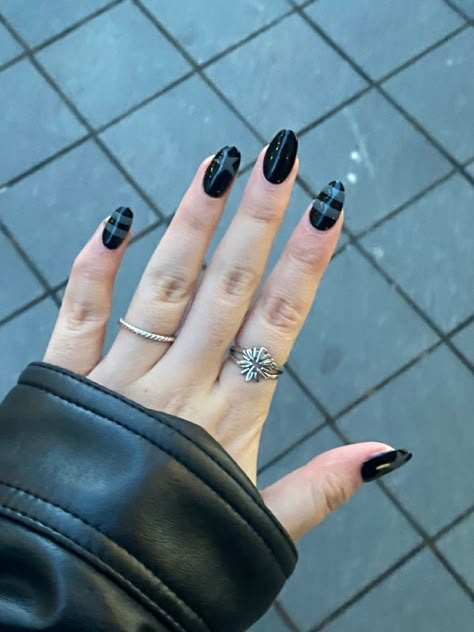 Stripped Nail Designs Stripes, Nails Grey And Black, Nails Black And Gray, Black And Gray Nail Designs, Grey Black Nails, Black And Grey Nails Designs, Black Grey Nails, Gray And Black Nails, Grey And Black Nails