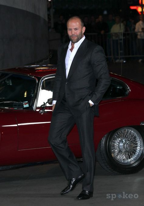 Jason Statham Suit, Jason Statham Body Fitness, Jason Statam, Las Vegas Outfit Men, Jason Statham Body, Gentlemen Style, Las Vegas Outfit, Sneakers Outfit Men, A Man In A Suit