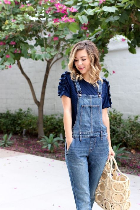 Simply Sutter - overalls - overall outfit - skinny overalls - old navy Dress Overalls Outfits, Overalls Outfit Spring, Spring Overalls, Dungaree Pattern, Navy Overalls, Wearing Overalls, Old Navy Overalls, Dress Overalls, Overalls Casual