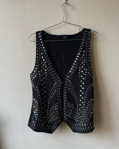 Vest // SOLD Size: Small (Size 14-16 can wear) N1,500 Swipe for styling inspo (picture source @pinterest) Boho Rock Style, Style Rock Chic, Rock Chic Outfits, Rock Chic Style, Y2k Alt, Boho Rock, Rockstar Aesthetic, Boho Chic Style, Fits Clothes