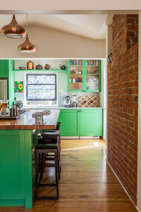 Kelly Green Kitchen, Green Kitchen Inspiration, Kitchen Color Green, Kitchen Cabinet Color Ideas, Painted Kitchen Cabinets Colors, Kitchen Design Color, Kabinet Dapur, Best Kitchen Cabinets, Green Kitchen Cabinets