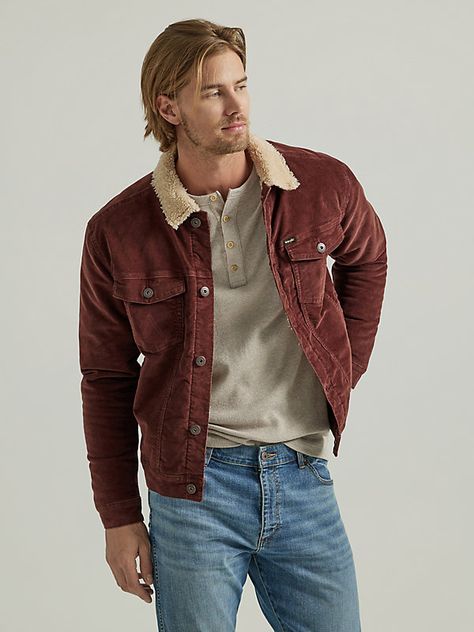 WINTER-READY STAPLE Winter weather doesn't stand a chance against this stylish Wrangler® men's sherpa-lined corduroy trucker jacket. The style is equipped with warm sherpa lining and a comfortable corduroy exterior for double the warmth and an understated vintage vibe. The corduroy sherpa jacket has a classic 4-pocket style with twin chest flap pockets and our signature 'W' stitching. Stay warm and in style this season—layer this jacket over your favorite crewneck sweatshirts for a casual look y Texas Men Style, Outfit Ideas Men Winter Casual, Rugged Mens Style Vintage, Corduroy Jackets Outfit, Hiking Mens Fashion, Men’s Fashion Outdoors, Men Layering Outfits Street Styles, Fall Outfits For Men Autumn, Western Jacket Mens