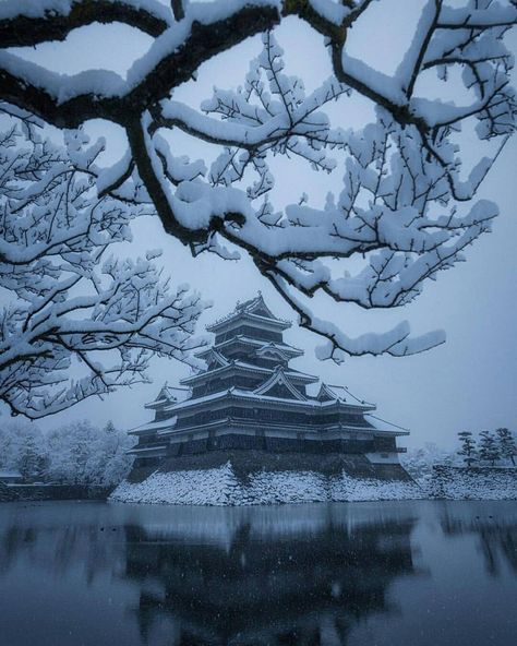 ❄️ A winter wonderland at Matsumoto Castle in Nagano - one of Japan's National-Treasure-designated castles, also known as "Crow Castle" due… Matsumoto Castle, Winter Wonderland Wallpaper, Winter In Japan, Japan Winter, Japanese Mountains, Japanese Village, Mountain Aesthetic, Village Photos, Japanese Castle