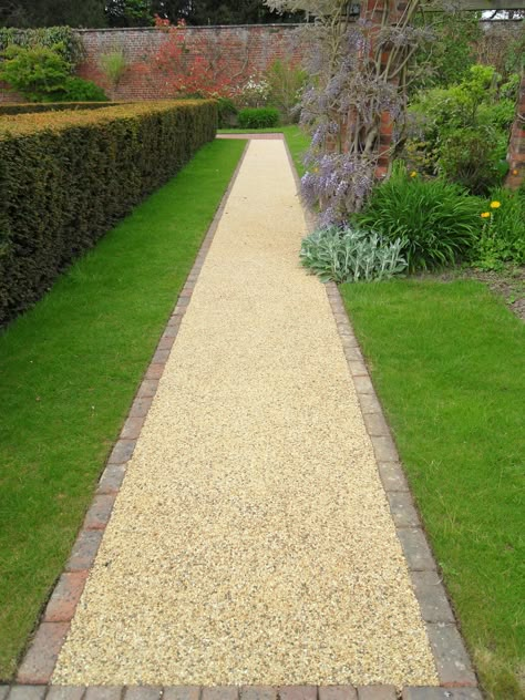 Resin Garden Path, Resin Pathway Ideas, Gravel Driveway Landscaping, Garden Pathway Ideas, Driveway Landscape, Front Garden Ideas Driveway, Garden Ideas Driveway, Pathway Ideas, Resin Driveway