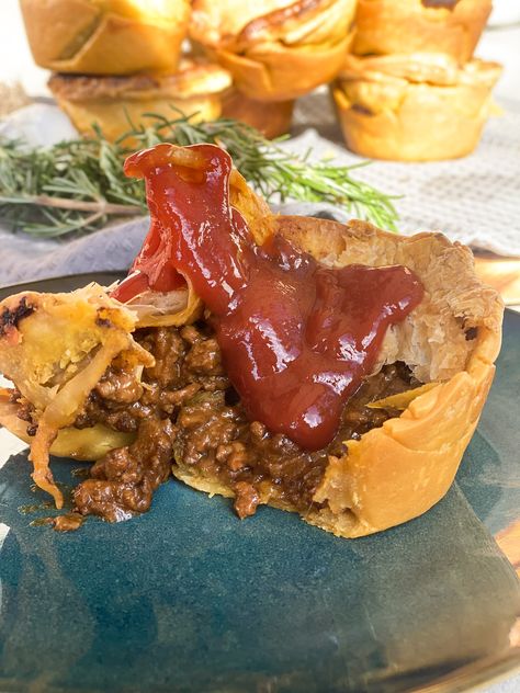 beef curry pies recipe Curry Pies, Beef Pastries Meat Pies, British Beef Pie, Curry Pie Recipe, Curry Meat Pie, Mince Meat Pie Filling Recipe, Curry Pies Puff Pastries, Meat Pie British, Beef Pie Recipe