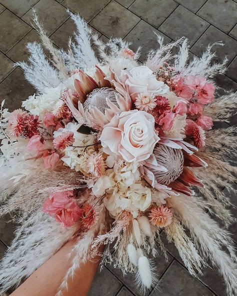 Blush Western Wedding, Pink Bohemian Wedding, Pink Fall Wedding Flowers, Wedding Bouquets Ideas, Pink Country Wedding Ideas, Pink Pampas Grass Wedding, Wedding Pink Flowers, Fall Wedding With Pink, Pink And Pampas Wedding