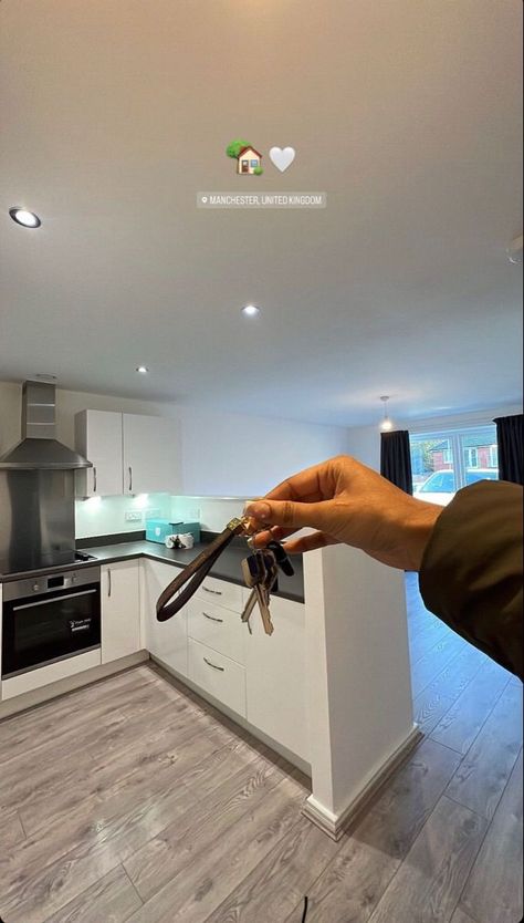 First Home Keys Aesthetic, Moving To A New Home Aesthetic, Buying An Apartment Aesthetic, New Home Owner Aesthetic, Buying Home Aesthetic, New Flat Aesthetic, Buying First Apartment, Buying Apartment Aesthetic, Holding Apartment Keys