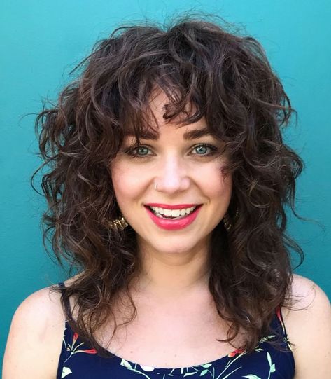 Medium Layered Curly Shaggy Cut With Bangs Medium Shaggy Hairstyles, Bob Ideas, Messy Curly Hair, Curly Cuts, Medium Shag Haircuts, Messy Bob, Thick Hair Cuts, Shaggy Haircuts, Curly Hair Photos