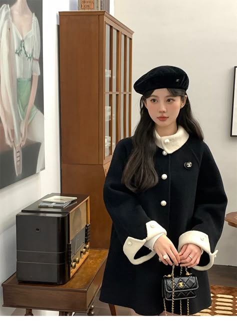 Elegant Beret Outfit, Black Beret Outfit Winter, Kpop Winter Fashion, Beret Hat Outfit Korean, Ulzzang Winter Outfits, Beret Winter Outfit, Outfit With Beret Hat, Korean Elegant Outfit, Beret Outfit Winter