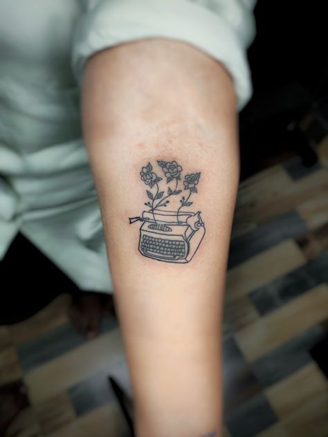 Journalism Tattoo Ideas, Thrifting Tattoo, Journalist Tattoo, Scratcher Tattoo, Typewriter Tattoo, Writer Tattoo, Nirvana Tattoo, Living Art, Hand Art