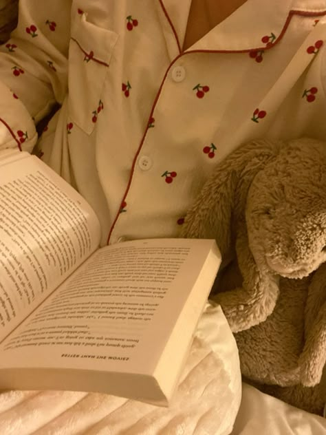 Cozy Bed Night Aesthetic, Reading Aesthetic At Night, Reading In Winter Aesthetic, Calm Cozy Aesthetic, Night In Aesthetic Cozy, Clean Cozy Aesthetic, Reading Cozy Aesthetic, Cosy Evening Aesthetic, Cozy Nights Aesthetic