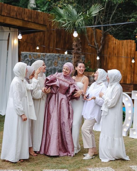 Bride With Friends Poses, Muslim Bridal Shower Ideas, Bride To Be Party Pozları, Bride To Be Dresses Bachelorette Parties, Bride Partisi, Bachelorette Dress For Bride, Pastel Bridesmaid Dresses, Bride Friend, Dresses Hijab