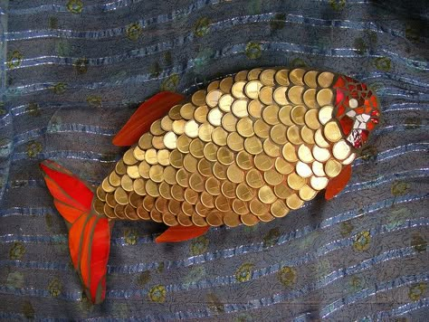 Golden fish. Made of coins and stained glass on cement (WEDI) board. Wedi Board, Coin Crafts, Wedding Gift Pack, Mosaic Animals, Afrique Art, Golden Fish, Wedding Gifts Packaging, Coin Art, Art N Craft