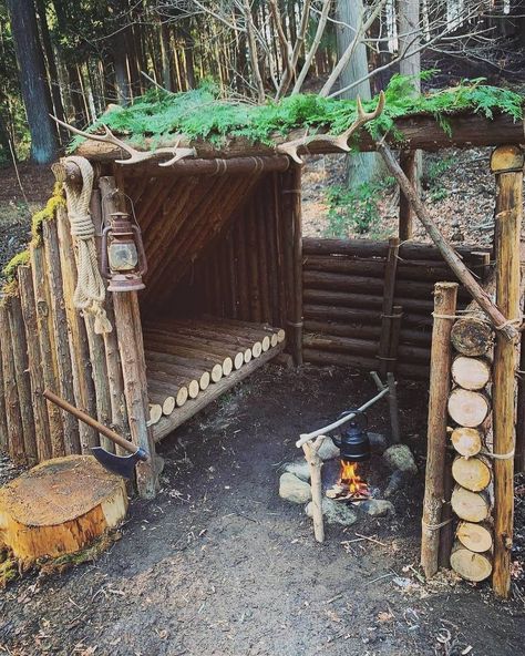 Supraviețuire Camping, Bushcraft Shelter, Camping Shelters, Bushcraft Skills, Survival Skills Life Hacks, Survival Life Hacks, Bushcraft Camping, Survival Shelter, Survival Life