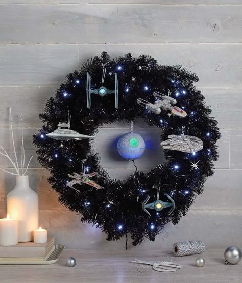 Star Wars Wreath, Decoracion Star Wars, Star Wars Christmas Tree, Nerdy Christmas, Wreath With Lights, Disney Christmas Decorations, Star Wars Crafts, Galaxy Black, Black Wreath