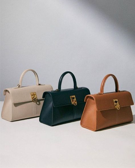 CAFUNÉ | Modern Handbags on Instagram: "Introducing the design story of our newest drop - the #mediumstance. Inheriting the Stance Collection, the Medium Stance has a trapezoidal shape body, and a top flat highlighted by our most signature C-Lock hardware. With a pinched gusset, it has a clean silhouette and more accentuated edges. #mycafune With the removable and adjustable shoulder strap, the Medium Stance can be either a top-handle, shoulder or even a crossbody bag. The Medium Stance is a Modern Handbags, Modern Handbag, Structured Handbags, Dream Bags, Ladies Bag, Bags Messenger, Girly Bags, Small Handbag, Brand Bags