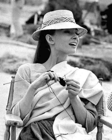 Classy Golden Era on Instagram: “Audrey Hepburn knitting on the set of the 1960 film, The Unforgiven. ⠀⠀ Swipe left for an even cuter one.” Classical Hollywood Cinema, Audrey Hepburn Photos, Audrey Hepburn Style, Hepburn Style, Old Hollywood Stars, Rare Pictures, Knitted Wit, Beautiful Knitting, Fashion 2020