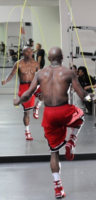 Floyd Mayweather Jump Rope - Boxing requires many skills that jump rope can provide. Discover the power of skipping rope using these techniques.  For your boxing, muay thai, or MMA equipment, protective gear and apparel, visit proboxing.com.  We offer the best pro boxing equipment for professionals and enthusiasts alike. Our wide selection of pro boxing supplies brings you the most trusted brands at economical prices. Boxing Jump Rope, Boxer Workout, Home Boxing Workout, Lagree Fitness, Boxing Techniques, Boxing Drills, Boxing Images, Rope Exercises, Running Techniques