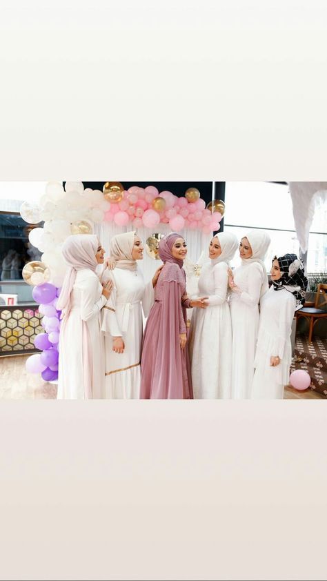 Bridal Shower Photoshoot Ideas, Bridal Shower Outfits For Bridesmaid, Bridal Shower Poses, Batchlerett Party, Bride To Be Outfit Ideas, Bridesmaid Muslim, Bridal Shower Bride Outfit, Brides Mate Dress, High Fashion Wedding Dress