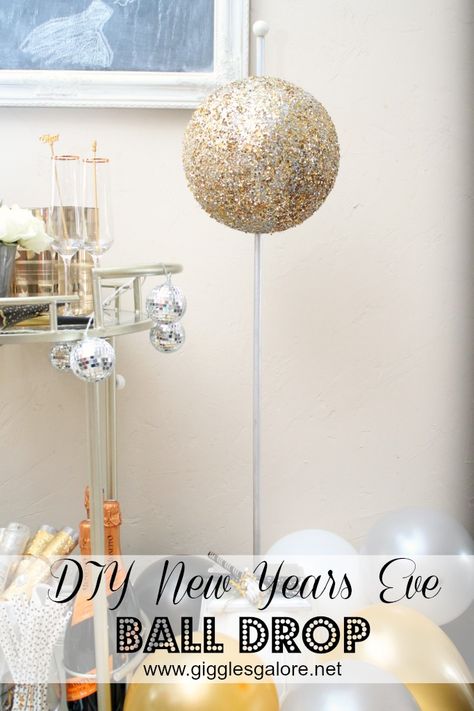 Ring in the new year with friends and count down to midnight with your very own giant glitter DIY New Years Eve Ball Drop. Happy New Year Diy, Nye Decorations Diy, Diy Ball Drop, New Years Diy Decorations, Diy New Years Ball Drop, New Years Ball Drop, Nye Ball Drop, Diy Nye Decorations, Kids New Years Eve Party Ideas