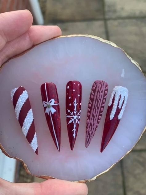 Christmas Nail Art Stiletto, Christmas Stelitto Nails, Christmas Nail Designs Long Nails, Christmas Nails Stiletto Glitter, Christmas Nails Long Stiletto, Red Xmas Nails Designs, Winter Stiletto Nails Designs, Winter Nails Stiletto, Stiletto Nails Winter