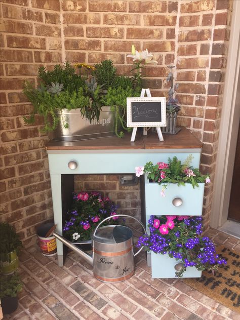 Dresser Planter, Barn Landscaping, Potting Station, Garden Planters Diy, Repurposed Junk, Plant Display Ideas, Old Sewing Machine, Chair Planter, Sewing Machine Cabinet