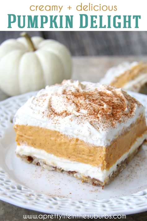 This Pumpkin Delight dessert is a delicious holiday alternative to pumpkin pie.  It's light, airy and full of delicious fall pumpkin pie flavour! Pumpkin Delight Dessert Recipe, Pumpkin Delight Dessert, Desserts Pumpkin, Dessert Lasagna, Delight Dessert, Pumpkin Spices, Dessert Halloween, Apple Caramel, Pumpkin Delight