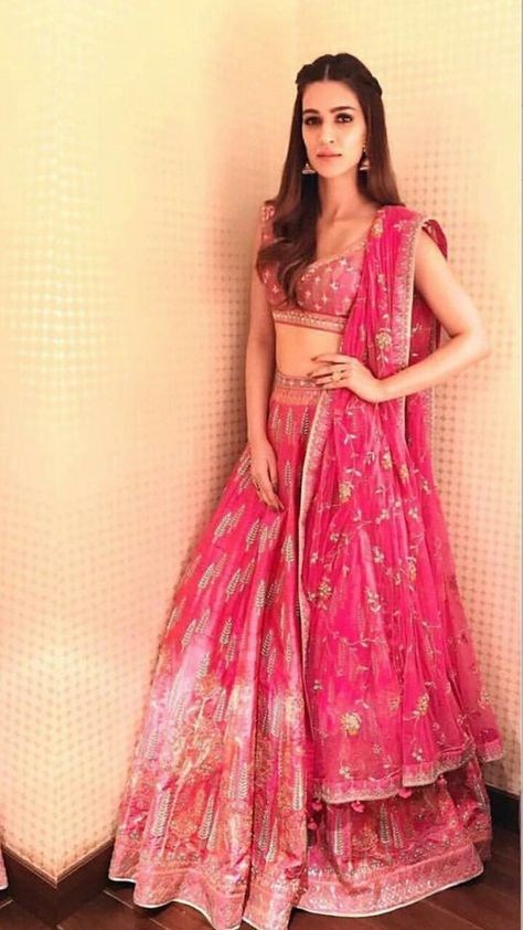 Kriti sanon looks gorgeous in ❤pink Kriti Sanon Bridal Look, Kriti Sanon Lehenga, Oscars Award, Kriti Senon, Amazing Wedding Ideas, Long Blouse Designs, Reception Saree, Lehnga Dress, Indian Designer Suits