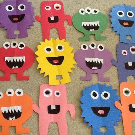 More monsters made with construction paper. Monster Preschool Art, Preschool Construction Paper Crafts, Easy Monster Crafts For Kids, Paper Monster Crafts For Kids, Preschool Monster Art, Make Your Own Monster Craft, Construction Paper Art, Summer Crafts For Toddlers, Monster Craft