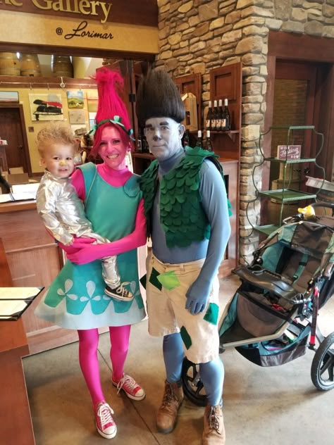 Trolls Dress Up, Poppy And Branch Costume, Family Trolls Halloween Costumes, Trolls Family Costume, Trolls Outfit Ideas, Trolls Family Halloween Costume, Poppy Costume Diy, Troll Costume Diy, Toy Costumes