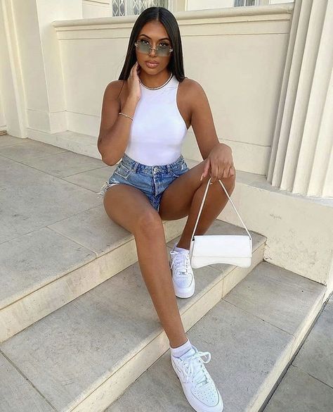 Blue Denim Shorts Outfit, Blue Jean Shorts Outfit, Denim Shorts Outfit Summer, White Denim Outfit, Jean Short Outfits, Denim Shorts Outfit, Summer Shorts Outfits, Effortlessly Chic Outfits, Body Suit Outfits