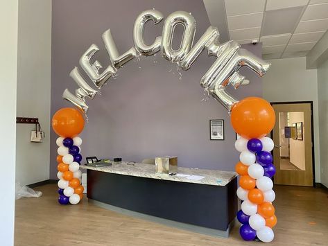 Helium Balloon Arch, Letter Balloon Arch, Welcome Back Balloons Ideas, Balloon Arch Ideas Entrance, Welcome Balloon Decoration, Homecoming Balloon Arch Ideas, Homecoming Balloon Arch, Welcome Back Home Balloon Decorations, Balloon Arch Entrance