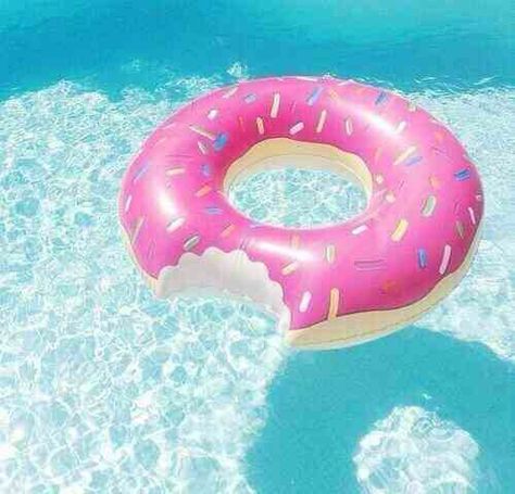 Flotadores que necesito con urgencia para mis vacaciones Donut Floaties, Donut Pool Float, Donut Pool, Flamingo Float, I Need Vitamin Sea, Pool Floaties, Pink Donut, Pink Donuts, Bohol