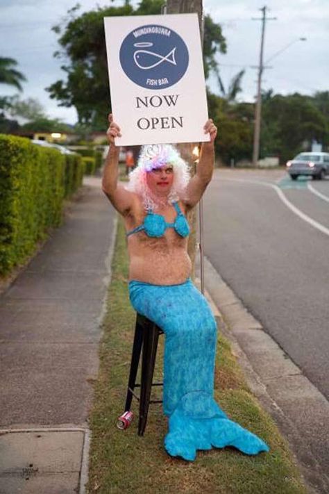 Who can resist a man in an awesome mermaid costume promoting a fish bar? Mermaid Meme, Mermaid Bar, Fish Bar, Mermaid Humor, Mermaid Man, Mermaid Makeup, Mermaid Costume, What's App Status, Funny Pranks