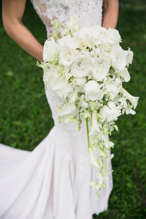 White Teardrop Bouquet, Waterfall Bouquet Wedding, Cascading Bridal Bouquets, Calla Lily Wedding, Bouquet Photography, Cascading Wedding Bouquets, Calla Lily Bouquet, Rose Bridal Bouquet, White Weddings