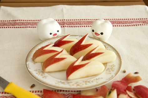 うさぎリンゴ apple bunnies - a classic bento item - all Japanese moms know how to make these. Soak in salt water for a few minutes to avoid apples turning brown. Culture Branding, Apple Cut, Catering Ideas, Kawaii Food, Keynote Speakers, Easter Treats, Kids Snacks, Apple Recipes, What’s Going On