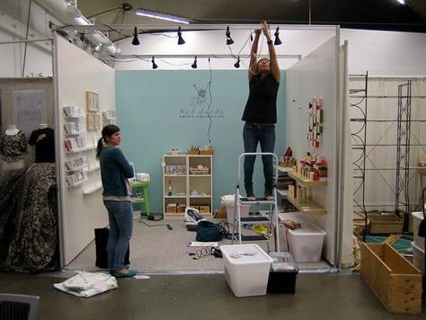 Very cool! Love the shelves, logo + lighting... so inviting! ♥ {craft booth setup} Booth Lighting Ideas, Craft Booth Setup, Clothing Booth Display, Bazaar Booth, Float Bar, Booth Lighting, Logo Lighting, Art Fair Booth, Trade Show Ideas