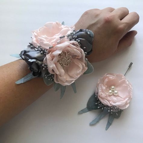 Pale Pink and Charcoal With Greenery Corsage or Boutonnière - Etsy New Zealand Greenery Corsage, Corsage Bridesmaid, Gold Corsage, Black Corsage, Corsage Flowers, Rose Boutonniere, Corsage Pins, Prom Flowers, Cabbage Rose