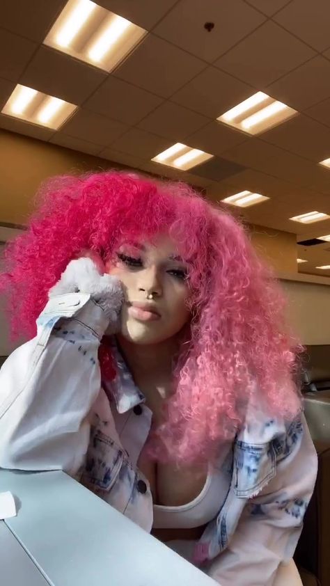 Vanessa Lynn, Curly Pink Hair, Dyed Curly Hair, Split Dyed Hair, Girl Hair Colors, Girl With Pink Hair, Dyed Hair Inspiration, Split Hair, Beautiful Natural Hair