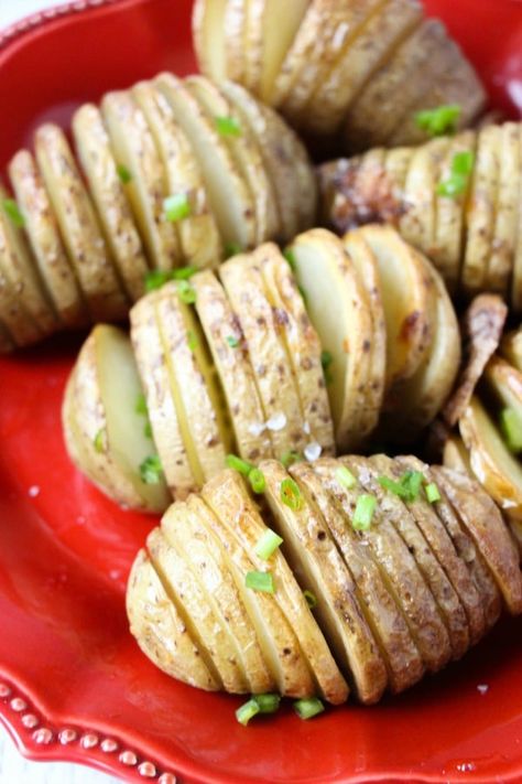 Hasselback Potatoes are a lovely side dish and actually easy to make. This is a great potato dish for holidays and when entertaining guests. #potatoes #sidedish #vegetables Russet Potato Recipes, Food Sides, Pan Recipe, Hasselback Potatoes, Potato Recipes Side Dishes, Potato Sides, Food Lunch, Easy Oven, Potato Cakes