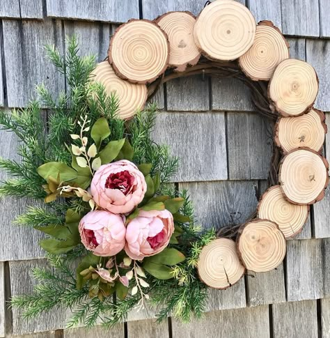 Front Door Wood, Couronne Diy, Winter Wood Crafts, Rustic Front Door, Spring Front Door, Spring Porch Decor, Wood Wreath, Wooden Wreaths, Wood Slice Crafts