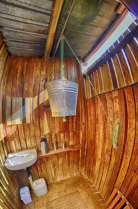 Lodge Bathroom, Hut Ideas, Bush Camp, Lakeside Camping, Compost Toilet, Land Ideas, Bush Lodge, Solar Powered Lanterns, Outdoor Showers